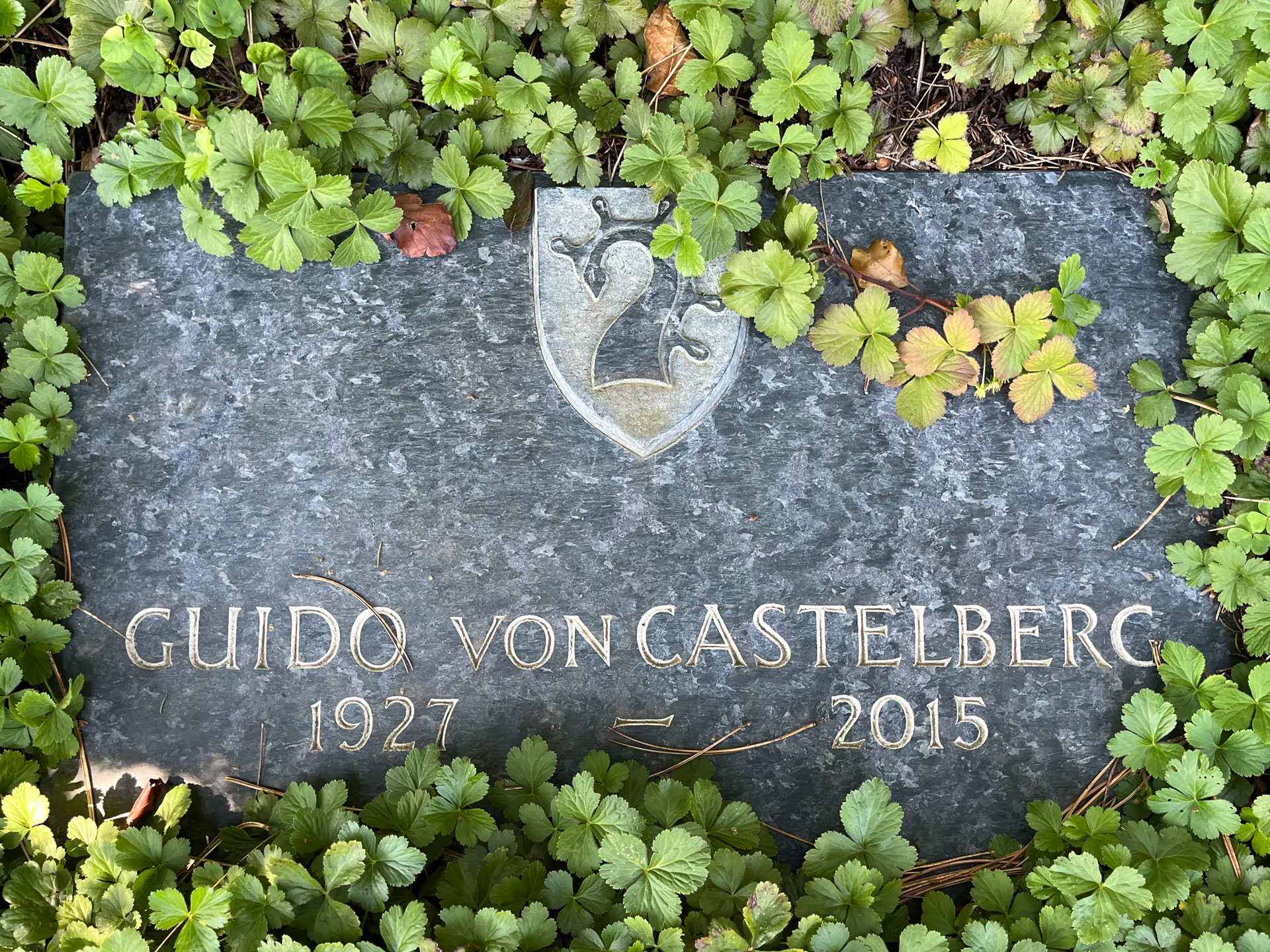 Grabplatte des Stifters, Guido von Castelberg (1927-2015)