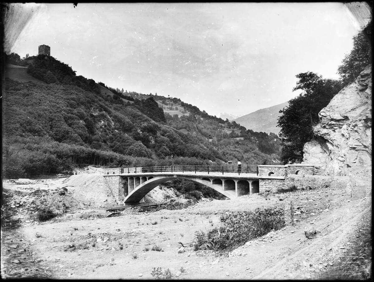 Burg Castelberg mit Brücke