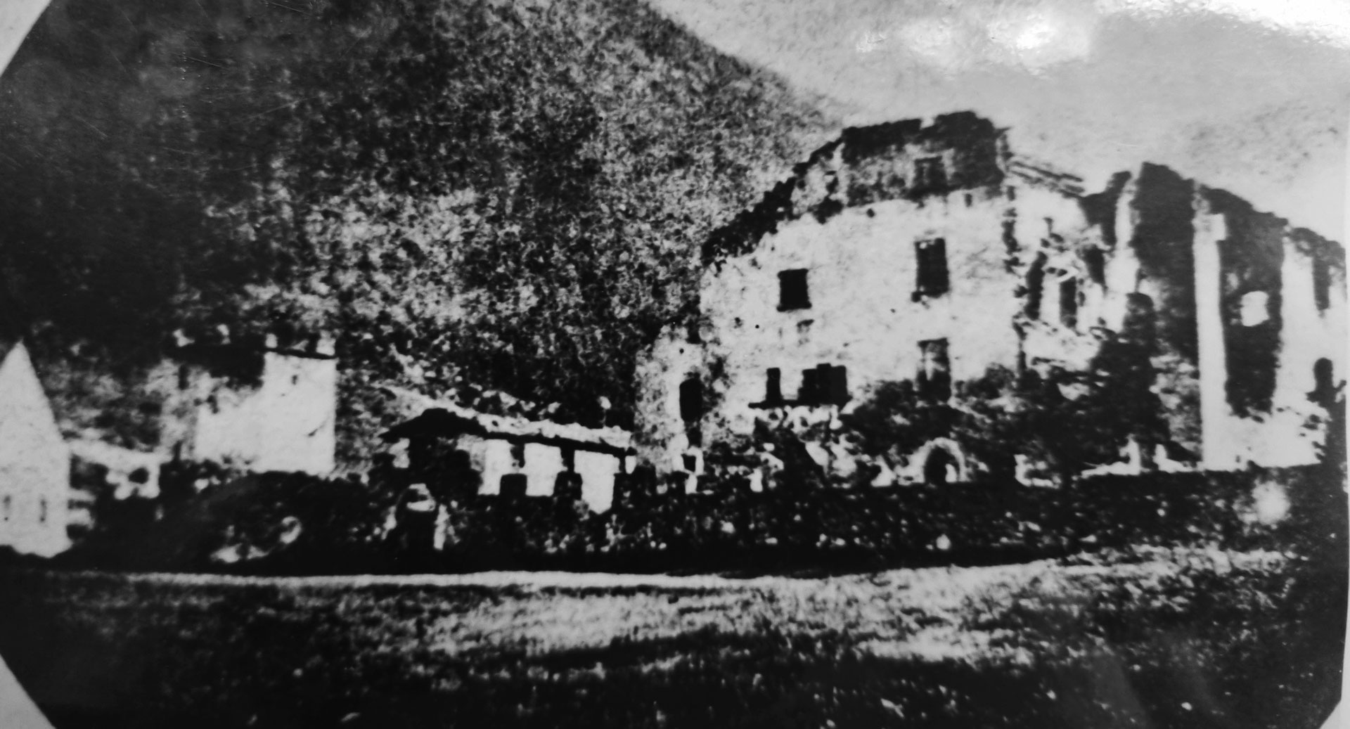 Abb. 4: Disentis/Mustér, Schloss Caschliun, Fotografie nach dem Brand von 1830, nach Osten. (Privatarchiv Familie Rico von Castelberg, Disentis).