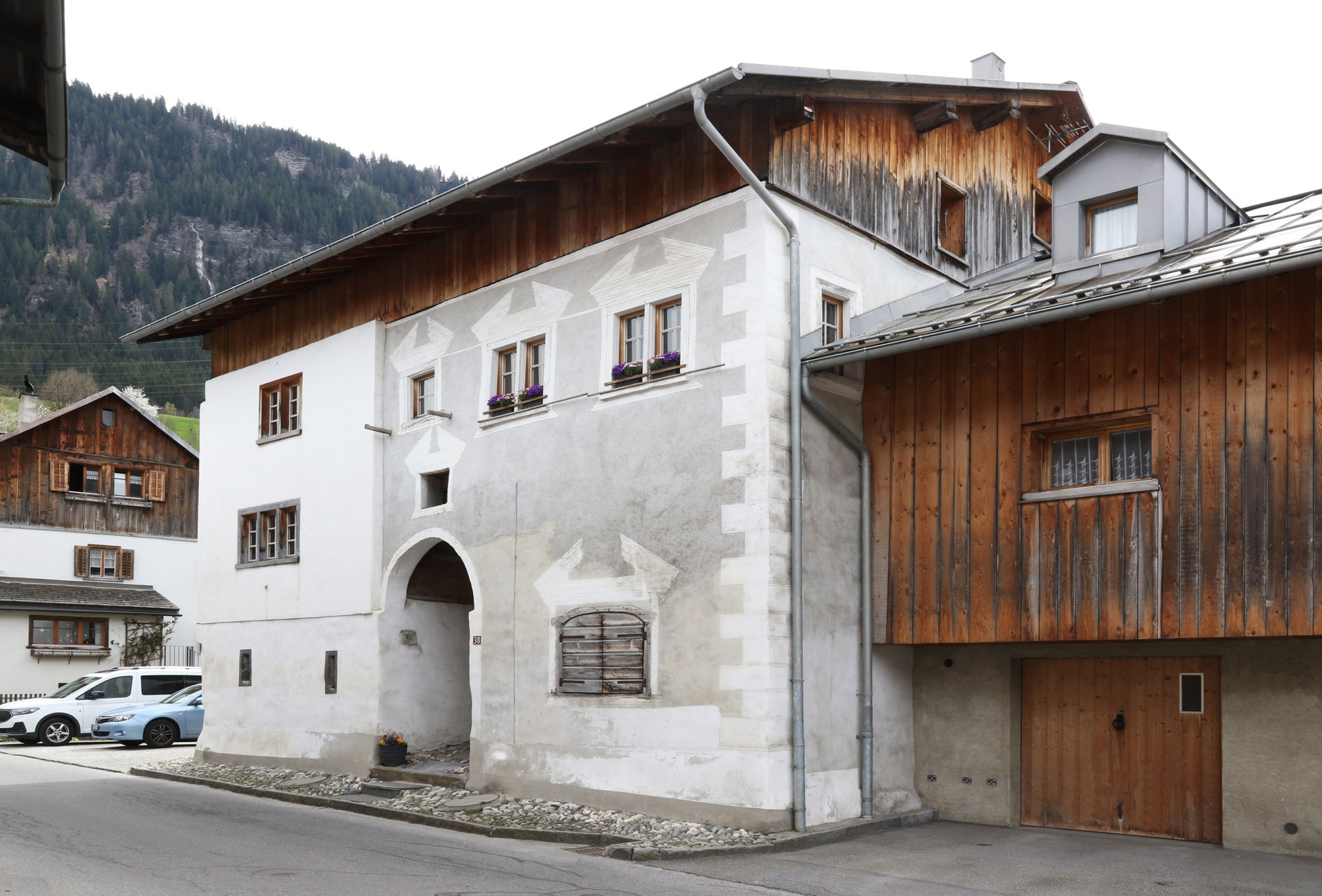 Abb. 1: Castrisch, Via Vitg Nr. 38, Ostfassade mit barockem Dekor (Yolanda Alther).