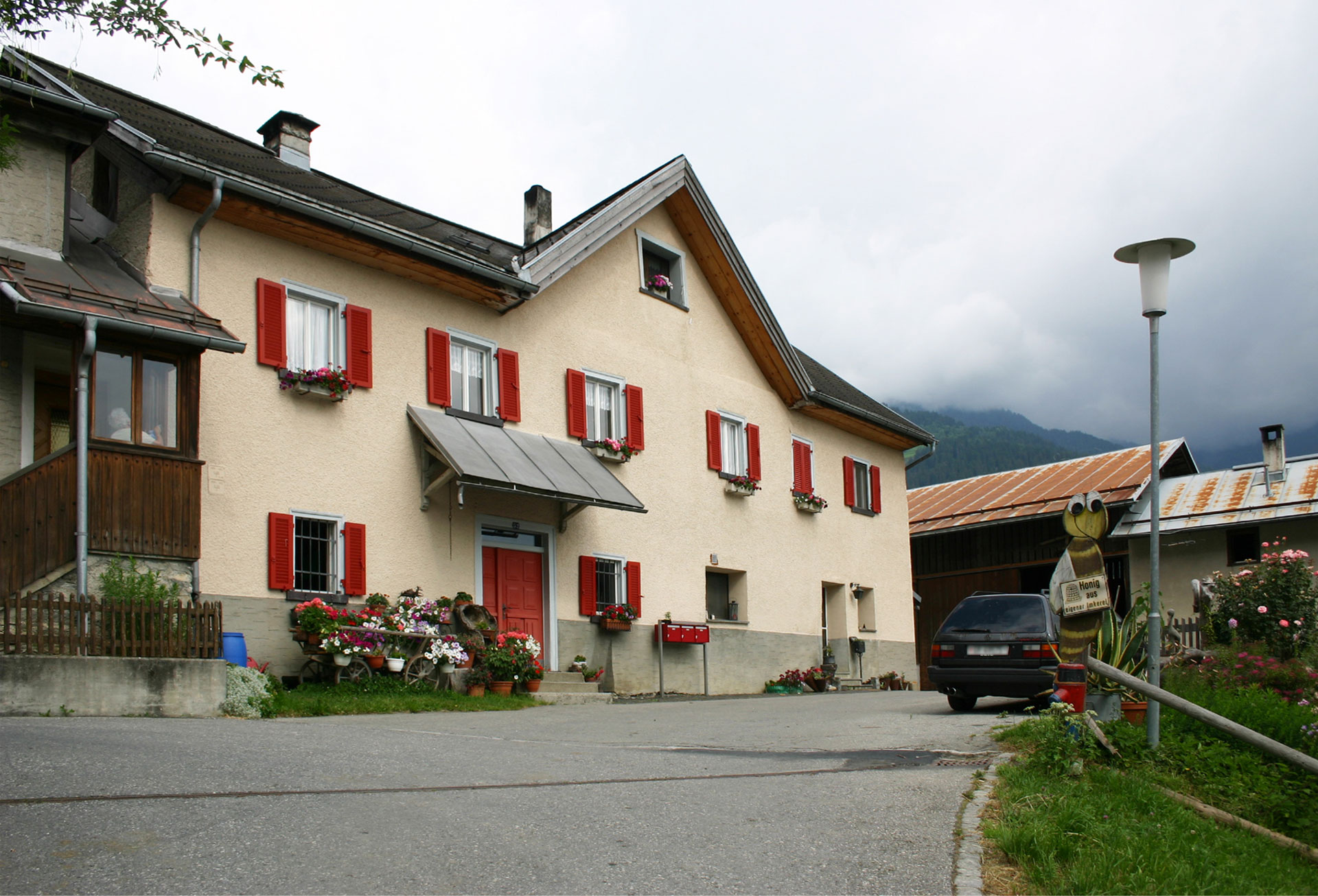 Abb. 2: Castrisch, Doppelwohnhaus Crest Nr. 11, Ostfassade (DPG).