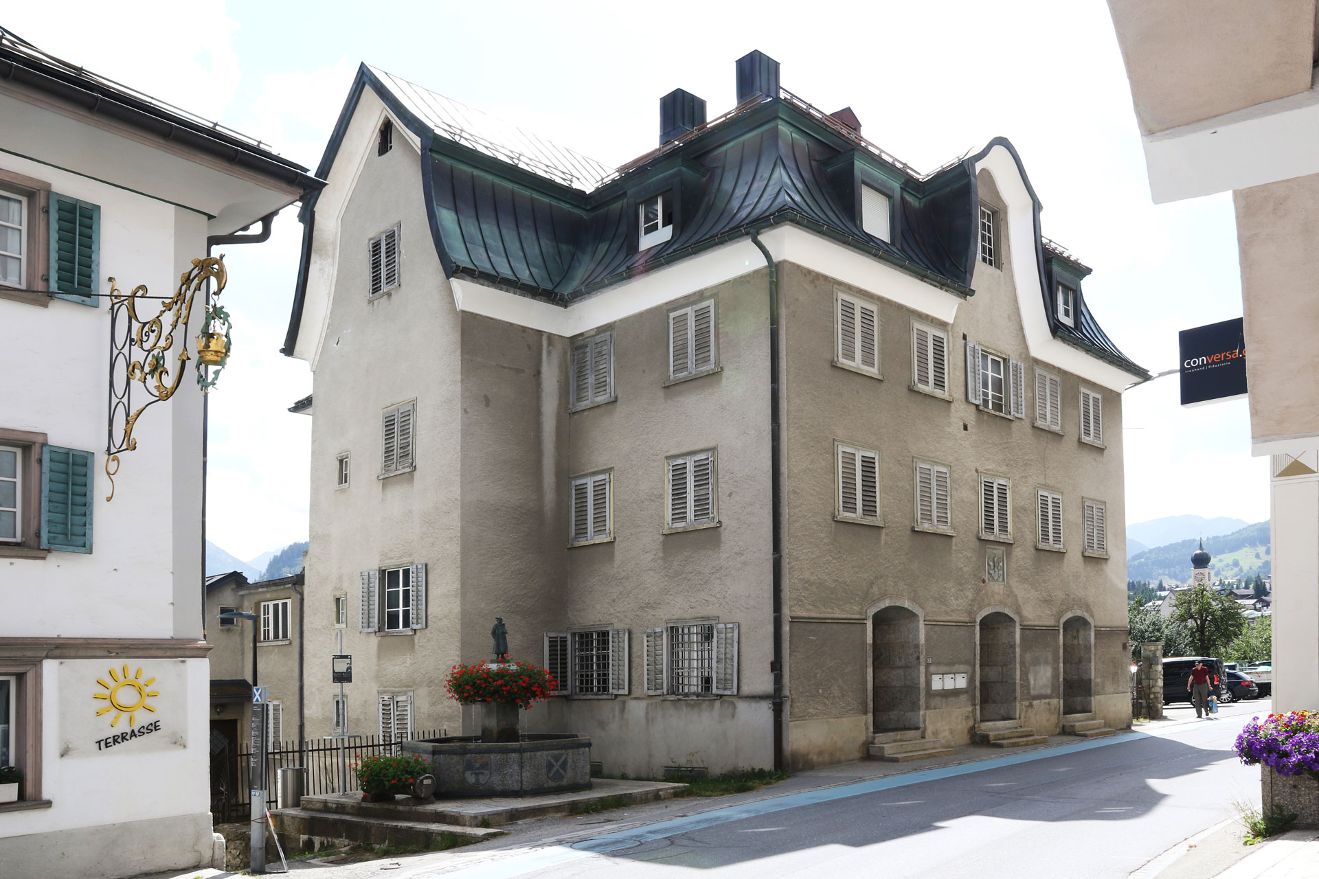Abb. 2: Disentis/Mustér, Haus von Castelberg, von Nordosten. Über dem mittleren Eingangsportal in der Nordfassade der Wappenstein der Familie von Castelberg (Yolanda Alther).