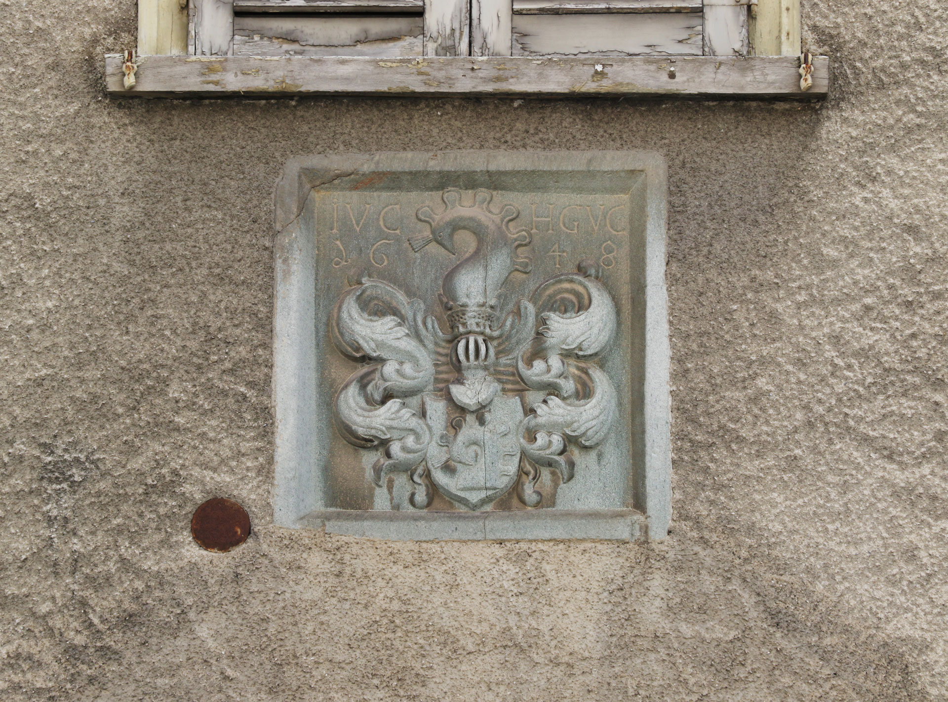 Abb. 3: Disentis/Mustér, Haus von Castelberg, Nordfassade, Wappenstein der von Castelberg über dem Eingangsportal (Yolanda Alther).