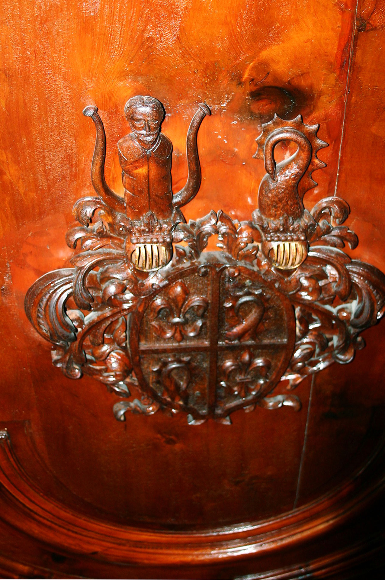 Abb. 5: Disentis/Mustér, Haus von Castelberg, Allianzwappen der Familie Hess/Castelberg aus der 2. Hälfte des 19. Jahrhunderts an der Decke in einer der getäfelten Stuben des 1. Obergeschosses (DPG).