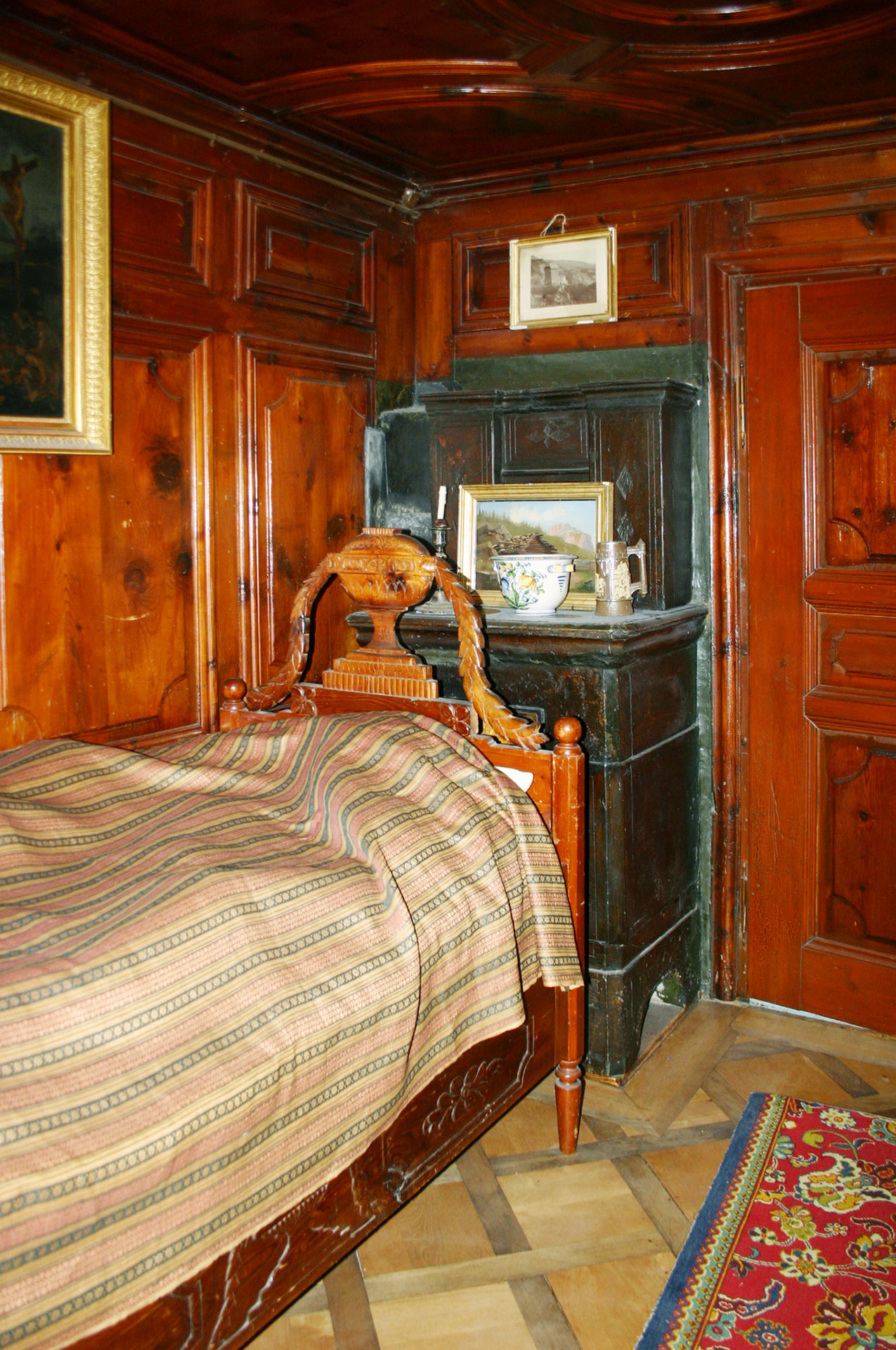 Abb. 6: Disentis/Mustér, Haus von Castelberg, getäfelte Stube im 1. Obergeschoss. In der Ecke ein sog. Tavetscherofen aus Speckstein (DPG).