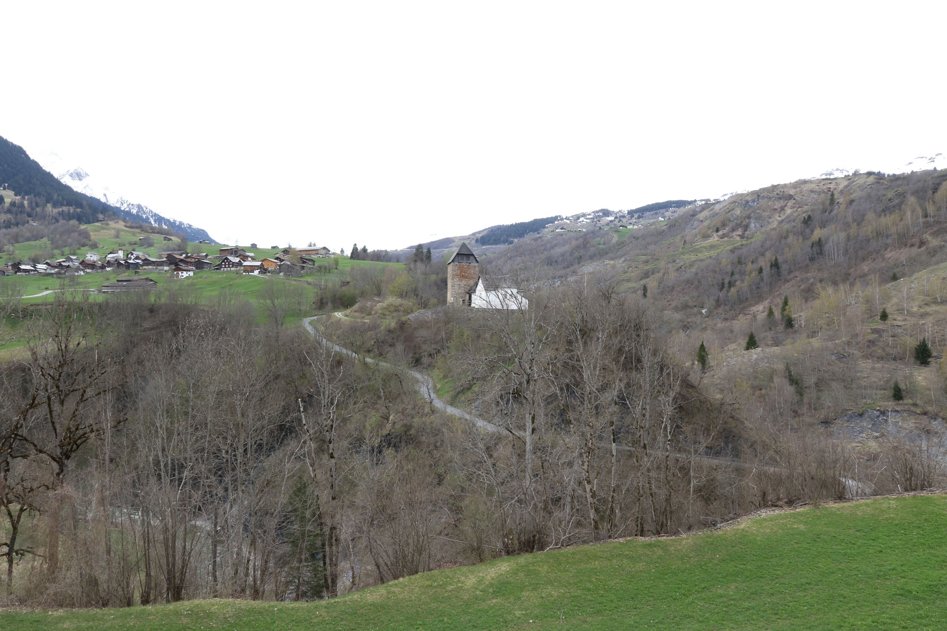 Abb. 1: Übersichtsaufnahme der Burganlage Surcasti und Kirche Sogn Luregn (Vordergrund) und dem Dorf Surcasti (Hintergrund). (Y. Alther)