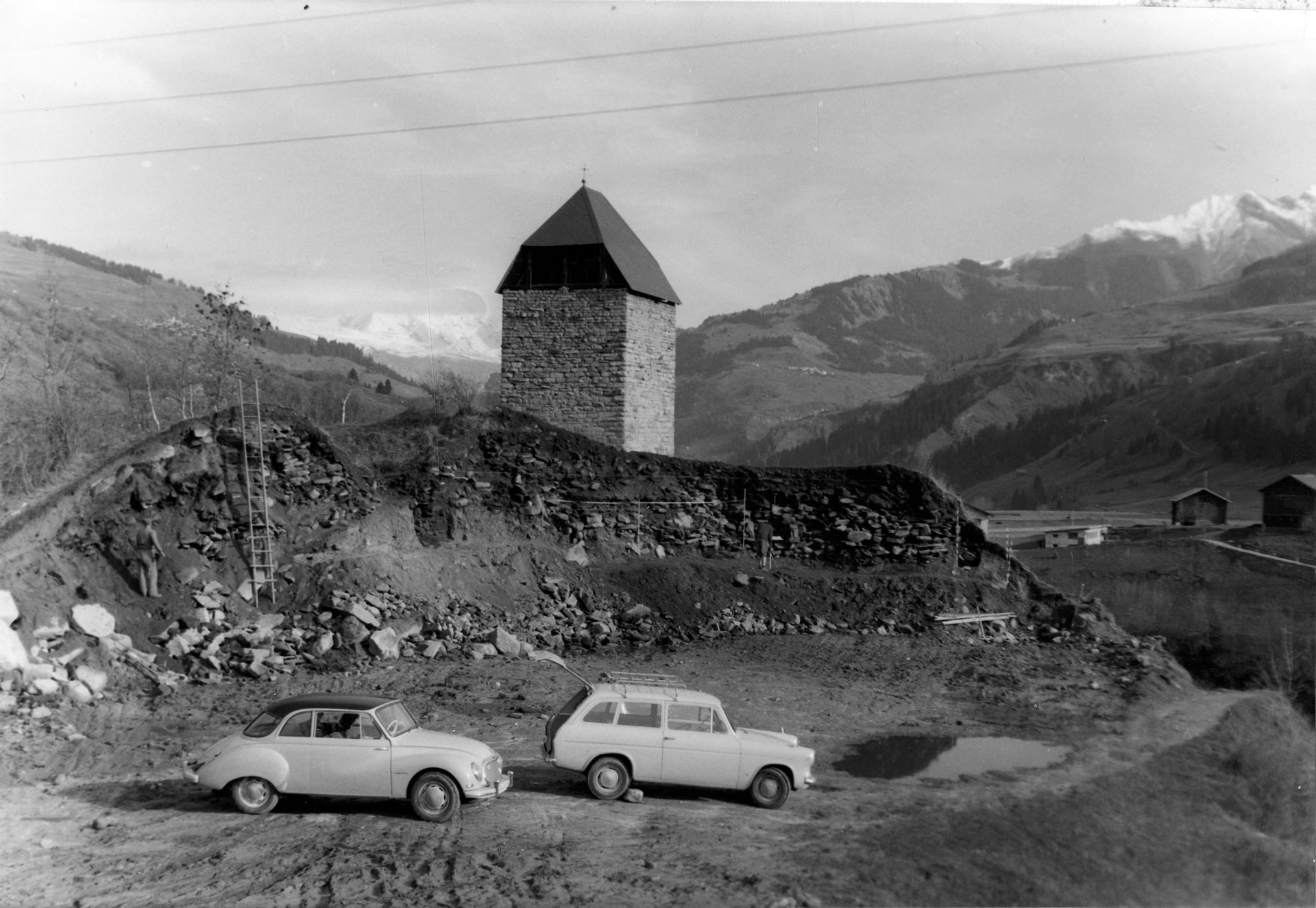 Abb. 2: Burghügel Surcasti. Anlässlich von Strassenarbeiten wurde 1963, ohne vorherige Meldung an die zuständigen Behörden, ein Teil des Burghügels mit dem Bagger abgetragen. Das Rätische Museum dokumentierte in der Folge die bis zu 5 m hohe und 40 m lange Erdwand. Es konnten sechs Siedlungshorizonte dokumentiert werden. Nach Norden (ADG).