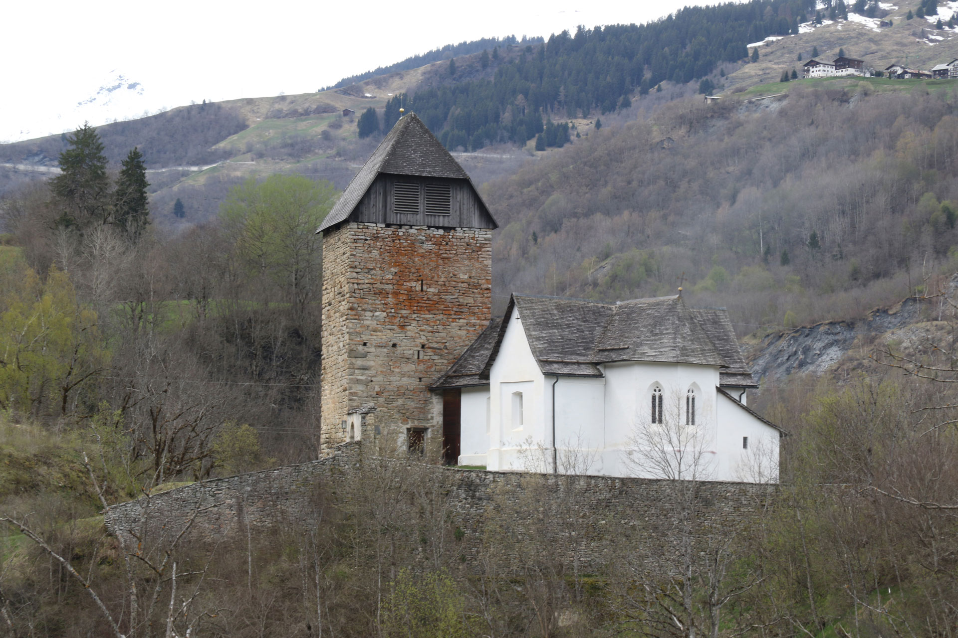 Abb. 3: Burganlage Surcasti, mit dem hochmittelalterlichen Turm (links) und der spätgotischen Kirche Sogn. Luregn (rechts). Nach Westen (Y. Alther).