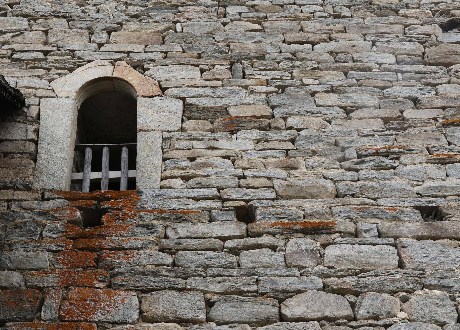 Abb. 5: Burganlage Surcasti, Detail, rundbogiger Hocheingang, NW-Wand, 3. Geschoss, dieser war über eine auf Kragbalken gestützte Aussenlaube erreichbar (Y. Alther).