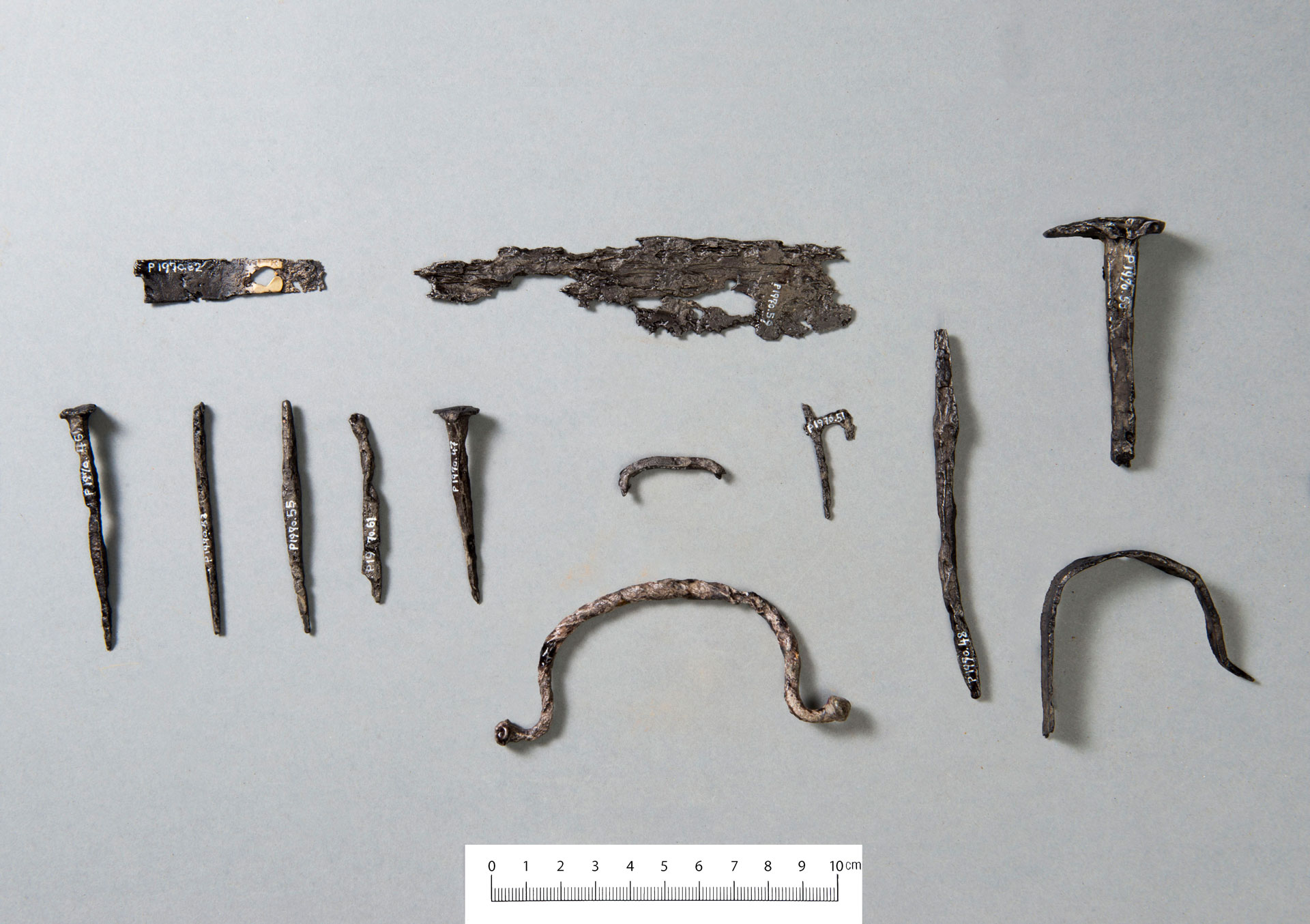 Abb. 6: Hochmittelalterliche Funde aus Metall, die 1963 bei Ausgrabungen zum Vorschein gekommen sind. Unter anderem Nägel, Henkelfragment und Beschläge (ADG).