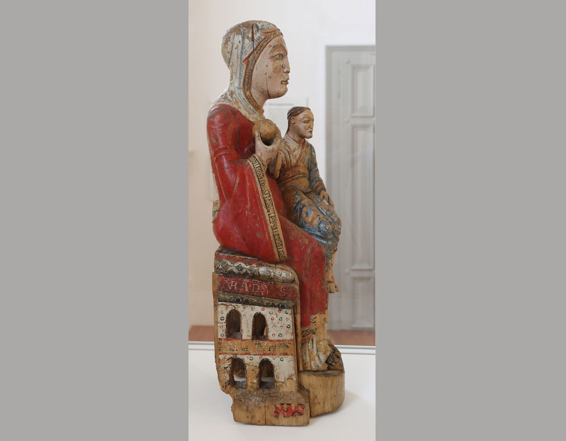 Abb. 7: Klostermuseum Disentis, Holzstatuette Madonna mit Kind, bemalt, Höhe 55 cm.  Datierung: 2. Hälfte 12. Jh. (Y. Alther).